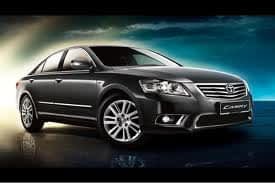 Rental mobil premium Toyota New Camry warna hitam untuk perjalanan dinas dan operasional korporat
